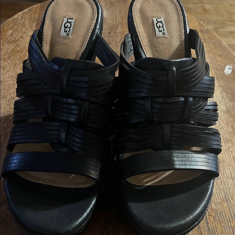 UGG Women's Strappy Black Sandals super cute and comfortable! Brand new💞